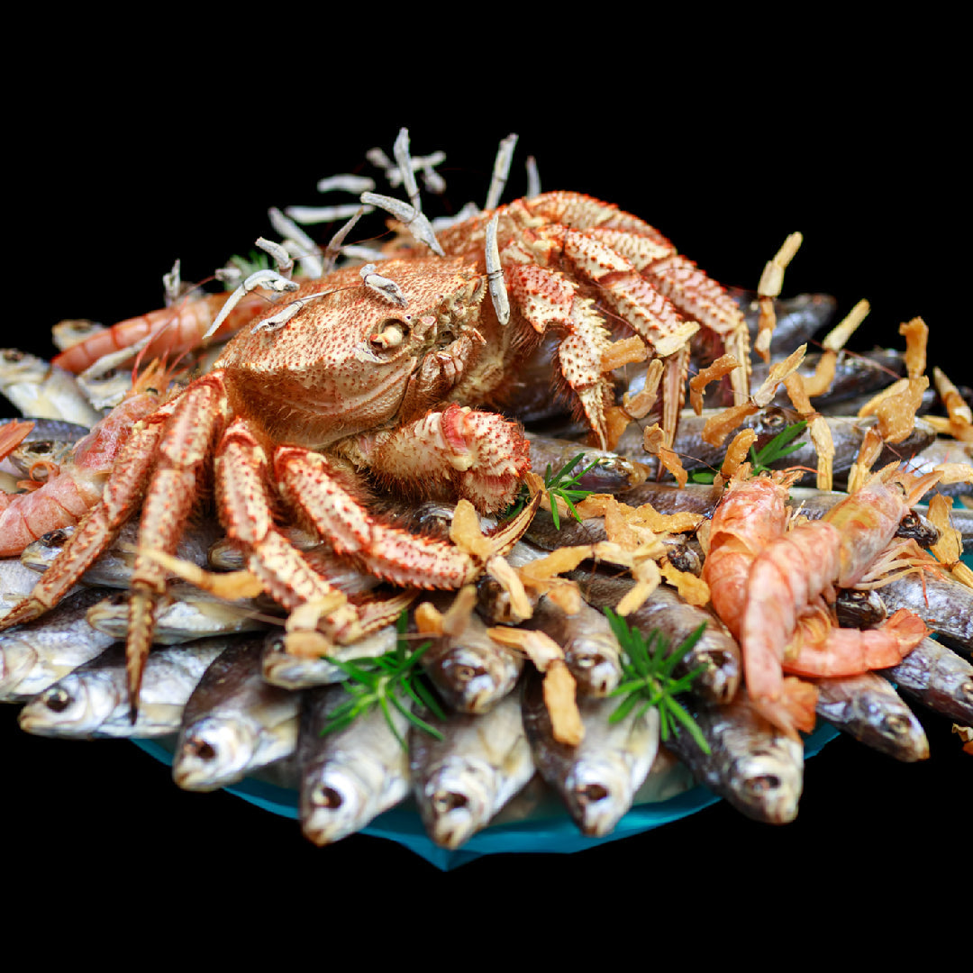 Nutritious cooked crab legs served with lemon and herbs, illustrating the health benefits and nutritional value of crab as a lean protein source