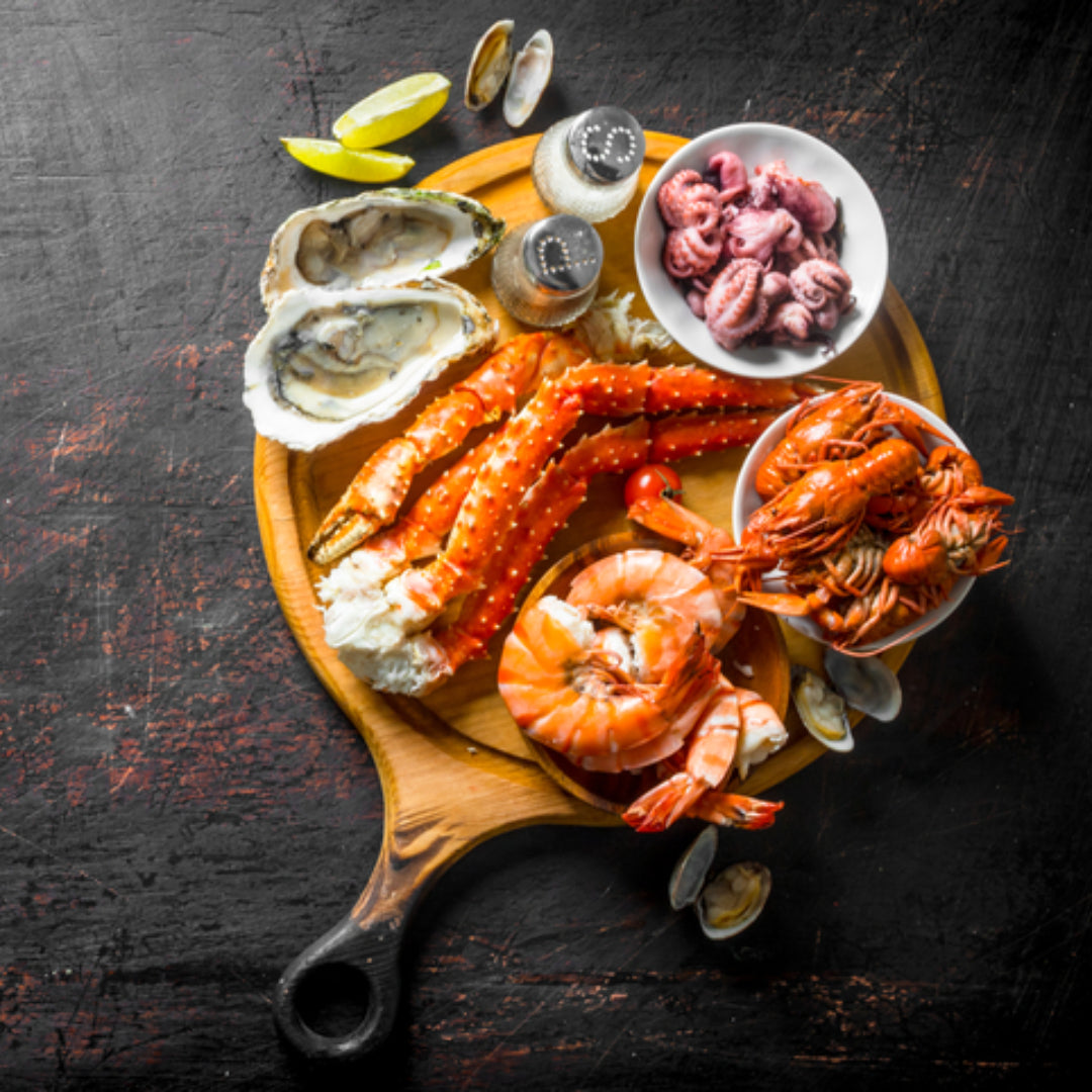 Five popular edible crab varieties – Dungeness, King, Snow, Blue, and Red Rock – displayed on a seafood platter