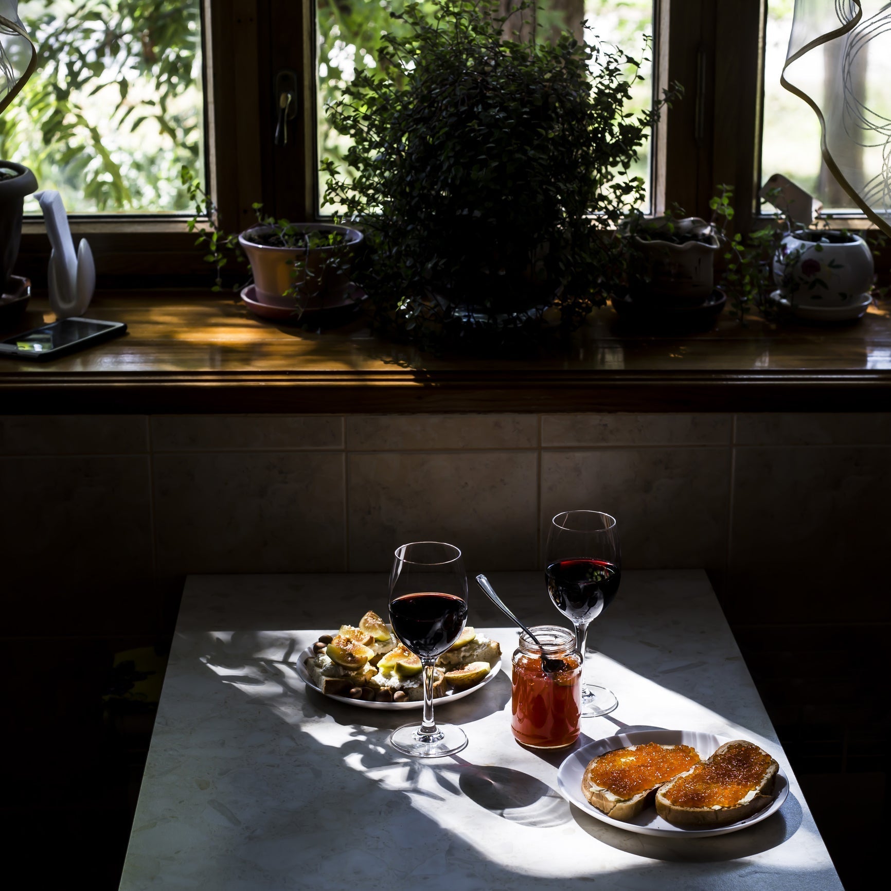 Red salmon caviar served on blinis alongside a glass of champagne for an elegant wine pairing
