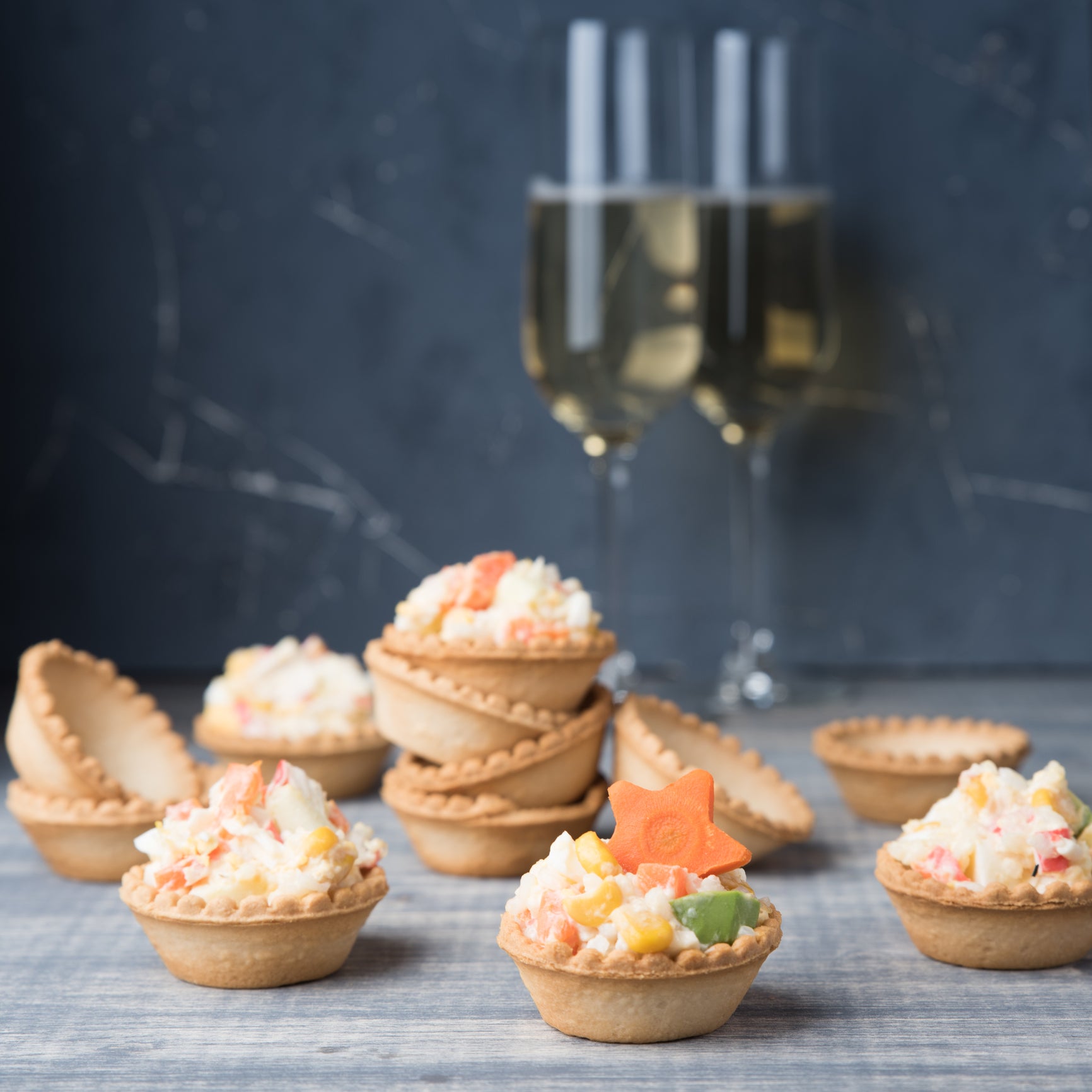 Expertly paired wine glasses next to a sumptuous crab dish, highlighting the perfect match of Chardonnay with crab cakes, Sauvignon Blanc with delicate crab meat, Pinot Grigio with crab legs, and Rosé with a crab dip for a gourmet seafood experience