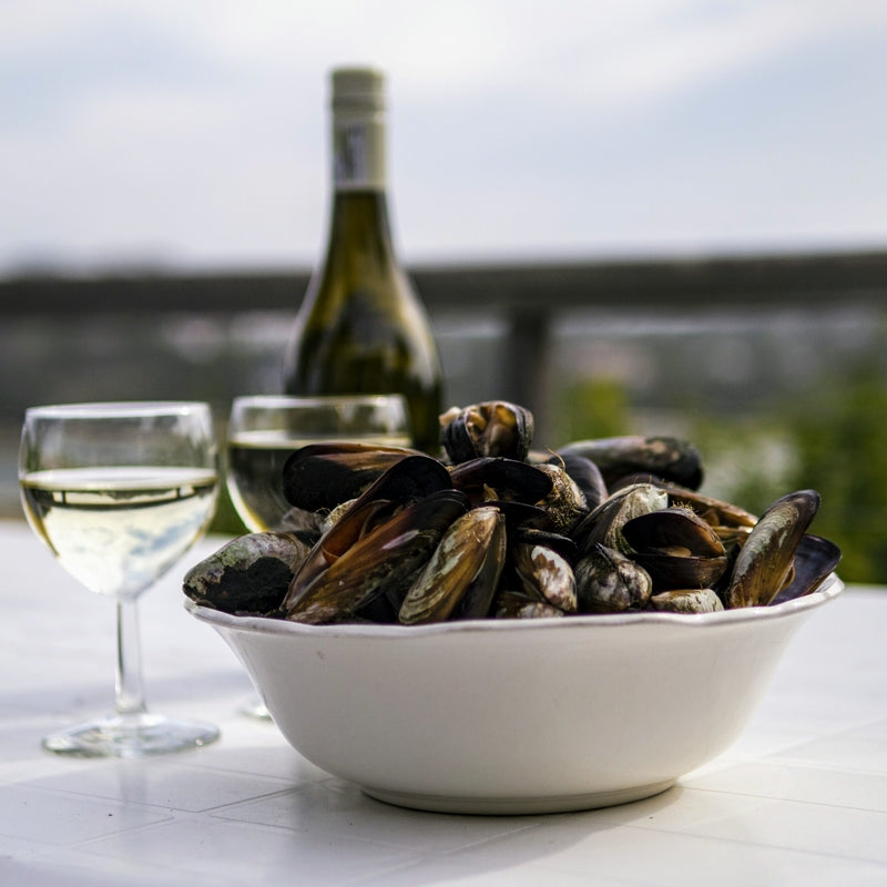 Mussels served with a glass of Sauvignon Blanc for the perfect wine pairing