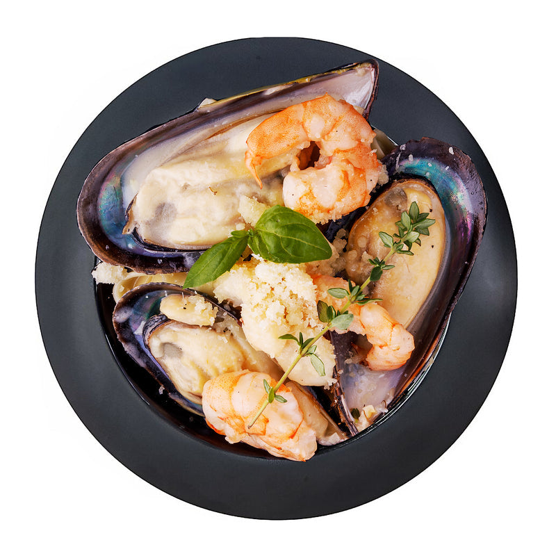 Fresh mussels in a bowl ready for cooking