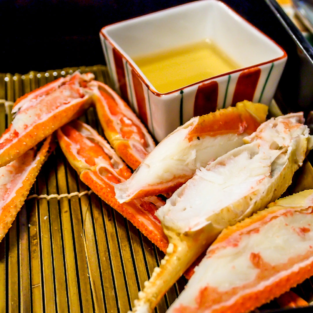 Fresh snow crab legs served with drawn butter and lemon on a seafood restaurant table in Seattle